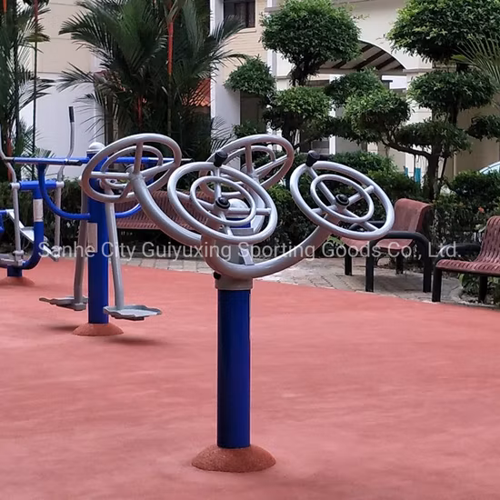 Bella attrezzatura per il fitness all'aperto nel parco pubblico